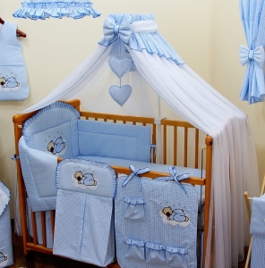 Präsentation des Betthimmels auf dem Kinderbett zusammen mit der Babybettwäsche