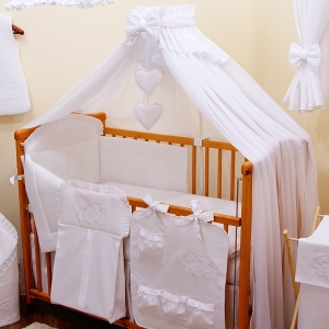 Auf einem 60x120 cm Babybett angebrachter Betthimmel mit Herzanhängern