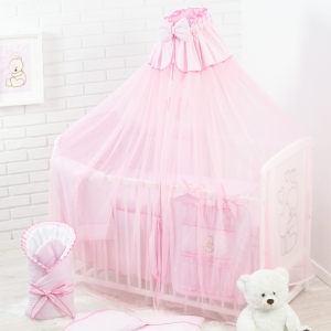 Zasłonięta różowa moskitiera chroniąca przed komarami.