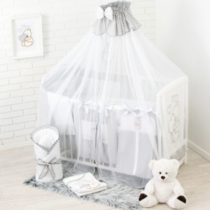 Zamknięta szara moskitiera osłaniająca dziecko.