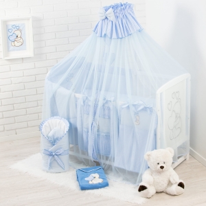 Moskitiera na łóżeczku po zamknięciu. Niebieska z wiszącymi serduszkami.