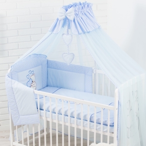 Błękitna moskitiera do łóżeczka dla haftowanej pościeli.