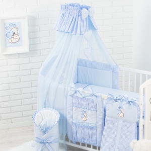 Przybornik i torba na pampersy z niebieskimi sercami.