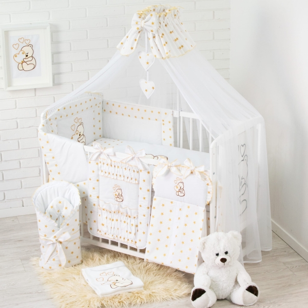 Zestaw pościeli dziecięcej 16 częściowej z haftem i złotymi gwiazdkami.