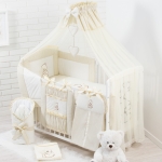 16 Teiliges Babybettwäsche Set bestickt mit einem Teddybären mit Herz inkl. Betthimmel Hellbeige