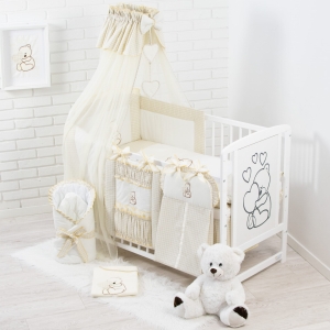 Baldachim jasno beżowy w komplecie pościeli do łóżeczka.