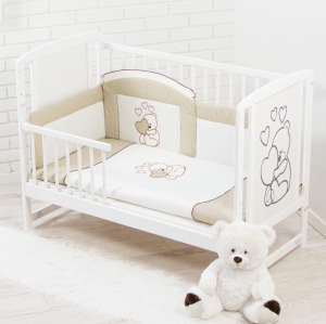 Pościel z misiem i sercami w tapczaniku dziecięcym.