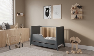 Łóżeczko Cosmo 60x120 cm z barierką w kolorze antracyt z drewnem