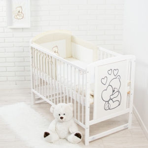 Detailaufnahme der Bärenstickerei auf der Babybettwäsche