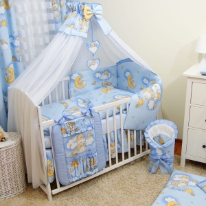 Blaue Babybettwäsche mit niedlichem Bärchen-auf-Leitern-Motiv – Komfort und Stil in einem.