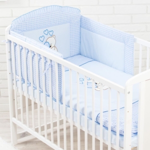 Nahaufnahme der bestickten blauen Bettwäsche im Bello-Babyset
