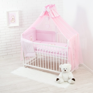 Dekorative Schleife und Herzchen – Accessoires für das rosa Babyset