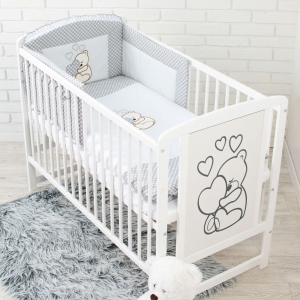 Stickereidetails auf der Babybettwäsche – stilvoll und sicher