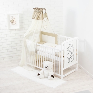 Baldachin mit Moskitonetz, der eine gemütliche Atmosphäre im Babybett schafft