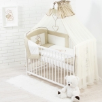 Dunkelbeiges Set: Babybettwäsche mit Stickerei + Holzbett 60x120 cm + komplettes Baby-Erstausstattungsset