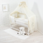Set mit Babybett, 12-teilig. Hellbeige Babybettwäsche + Holzbett. Babyausstattung.