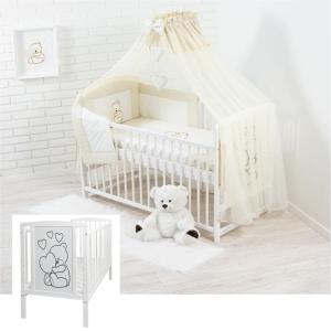 Babyausstattung-Set mit Holzbett und hellbeiger Babybettwäsche