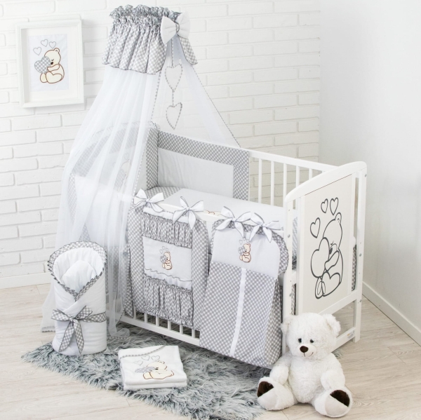 19 Teiliges Babybettwäsche Set bestickt mit einem Teddybären mit Herz inkl. Betthimmel - Grau