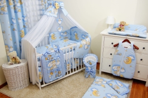 Blaue Babybettwäsche mit niedlichem Bärchen-auf-Leitern-Motiv – Komfort und Stil in einem.