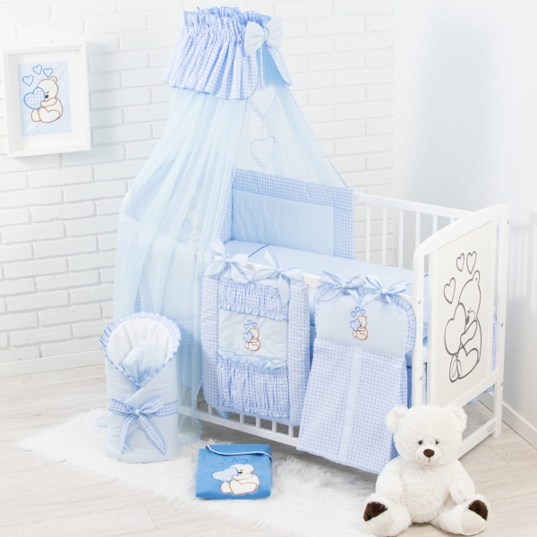 19 Teiliges Babybettwäsche Set bestickt mit einem Teddybären mit Herz inkl. Betthimmel - Blau