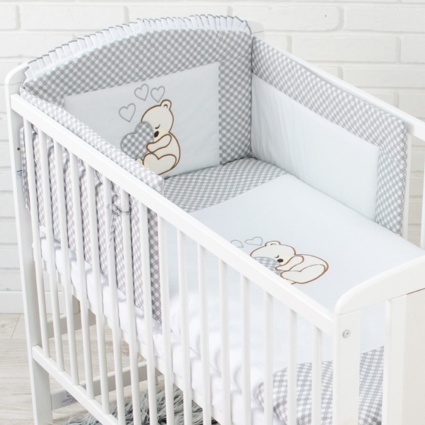 Bettwäsche-Set für Babybett mit Nestchen | Grau, aus Baumwolle mit Bären- und Herzstickerei