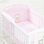 Bettwäsche-Set für Babybett mit Nestchen | Rosa, aus Baumwolle mit Bären- und Herzstickerei