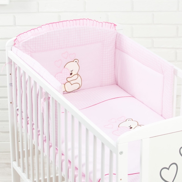Bettwäsche-Set für Babybett mit Nestchen | Rosa, aus Baumwolle mit Bären- und Herzstickerei