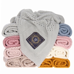 Babydecke 80 x 100 cm in Grau – Nahaufnahme der Strickstruktur