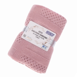 Decke gefaltet und mit Schleife gebunden – bereit für eine Babyparty oder Taufe