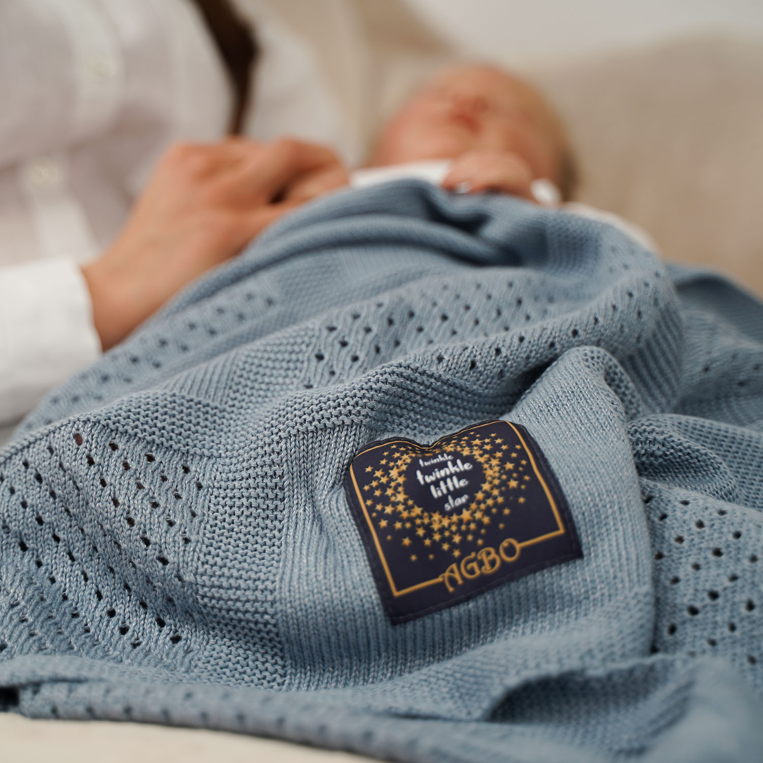 Baby unter der Decke – ideal als Geschenk für frischgebackene Eltern