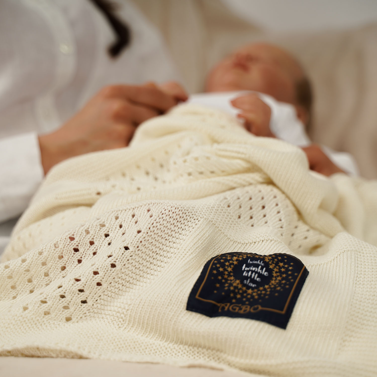 Beispiel für die Verwendung der Decke beim Spaziergang – Kinderwagen mit Ecru-Babydecke