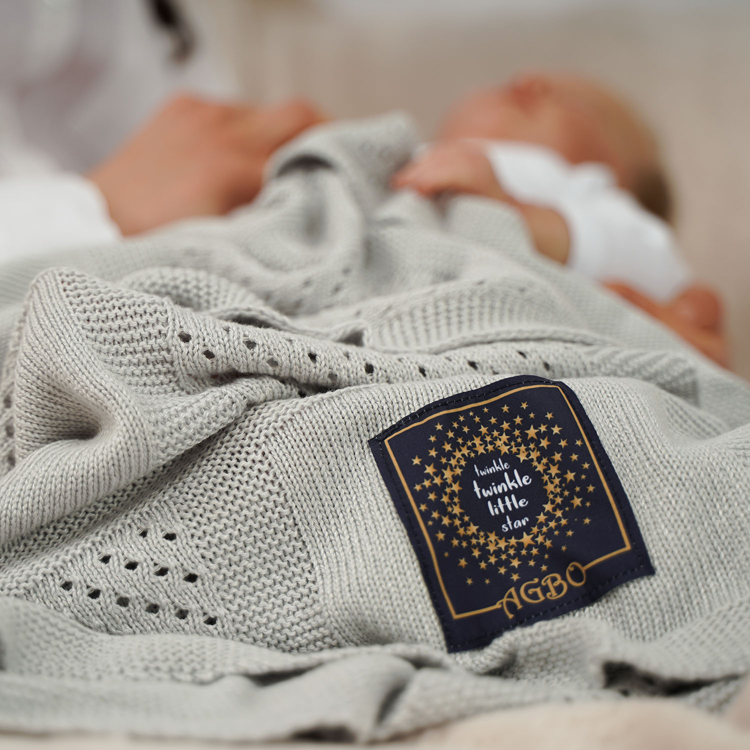 Elegante Babydecke in Grauton – als Geschenkidee für Neugeborene vorbereitet