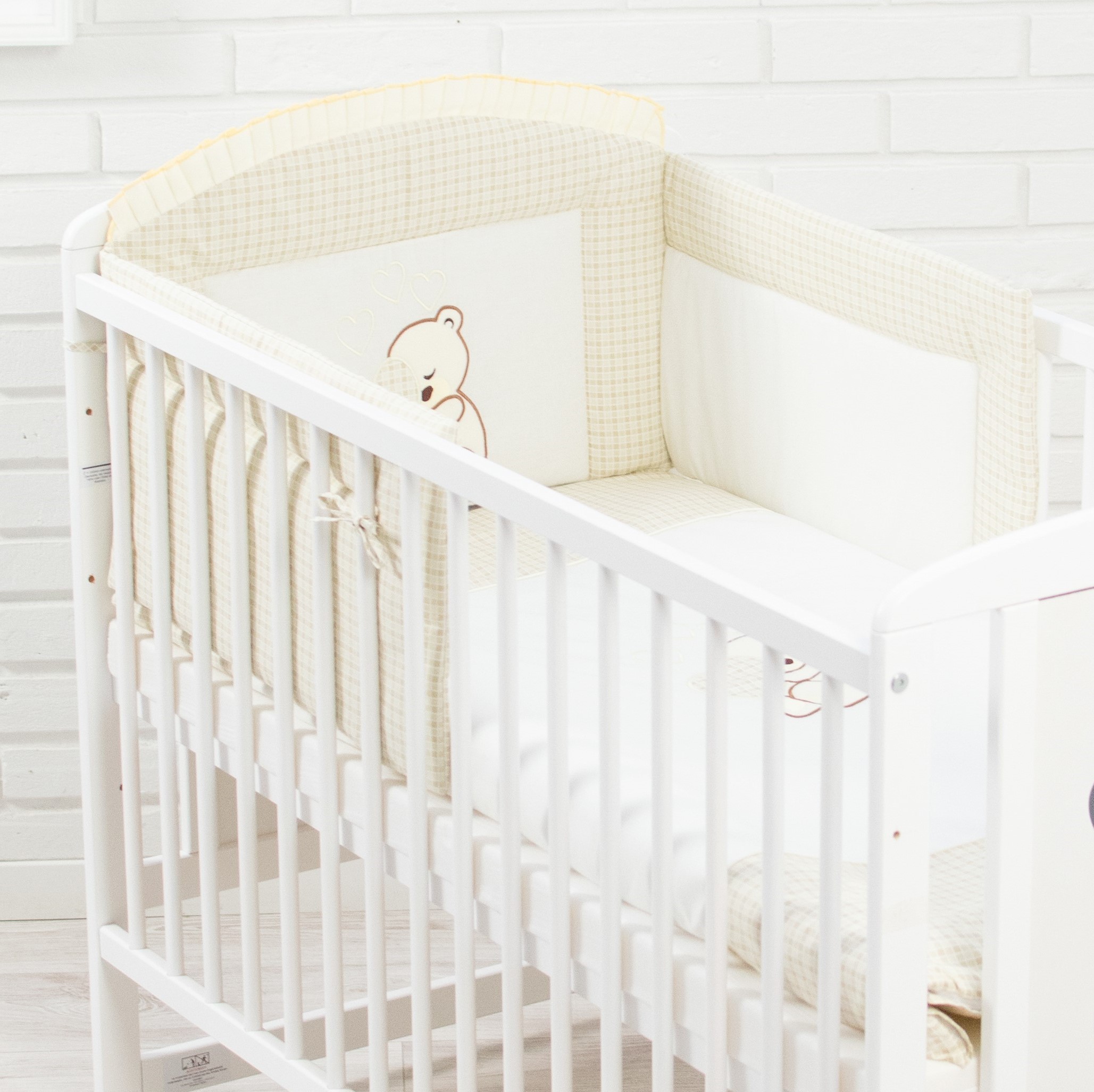 beżowa jasna pościel do łóżeczka z misiem i sercami